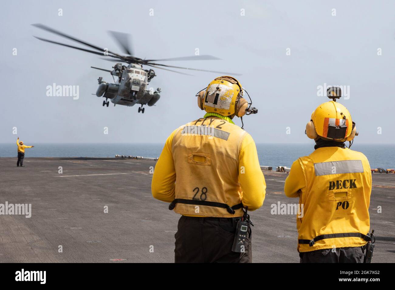 210831-N-LN075-1050 GOLFE D'OMAN (AOÛT 31, 2021) Un hélicoptère CH-53E Super Stallion, attaché à l'escadron marin de Tiltrotor moyen (VMM) 162 (renforcé), se prépare à atterrir sur le pont de vol du navire d'assaut amphibie de classe Wasp USS Iwo Jima (LHD 7) pendant les opérations de vol courantes, août 31. Iwo Jima est déployé dans la zone d'opérations de la 5e flotte des États-Unis à l'appui des opérations navales afin d'assurer la stabilité et la sécurité maritimes dans la région centrale, reliant la Méditerranée et le Pacifique par l'océan Indien occidental et trois points d'étranglement stratégiques. Banque D'Images