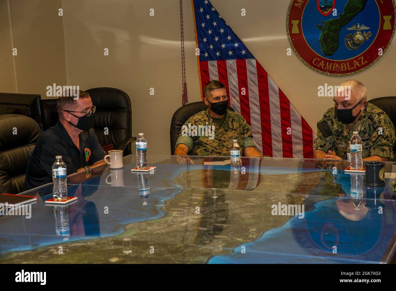 Le colonel Christopher Bopp, commandant du camp Blaz de la base du corps maritime (MCB), au centre, informe le capitaine de la marine américaine Michael Luckett, commandant de la base navale américaine de Guam, lors d'une visite au camp du MCB de Blaz, le 31 août 2021. La visite au camp Blaz du MCB comprenait une réunion avec des dirigeants et des membres clés du personnel. Les visites au camp Blaz du MCB permettent à la communauté locale et aux partenaires stratégiques de s'engager avec la base tout en renforçant et en renforçant leur partenariat. Banque D'Images