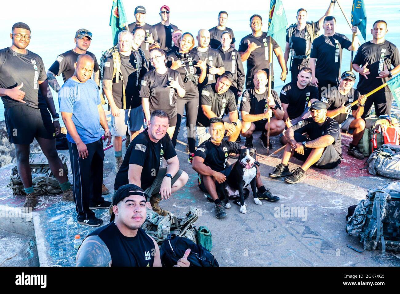 Les soldats affectés à la NCO Academy-Hawaii posent pour une photo alors qu'ils ont terminé la randonnée en pillote de Ma'ili, située le long de la rive ouest de l'île d'Oahu. Le cadre et le personnel de l'Académie ont apprécié une randonnée Esprit de corps sur la plage, en construisant des équipes cohésives et en renforçant les relations de travail. Banque D'Images