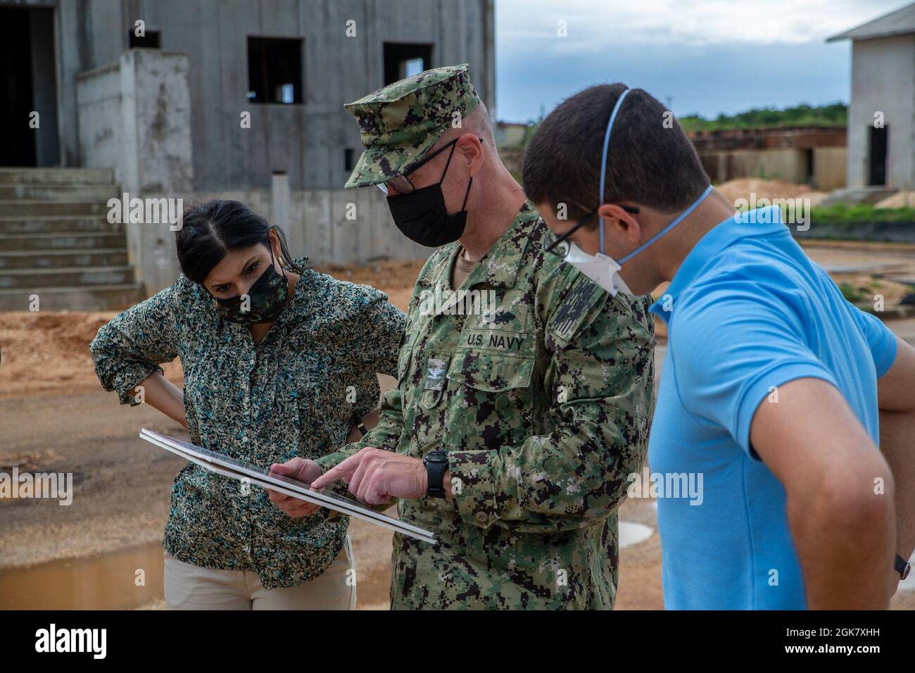 Le capitaine de la Marine américaine Steven Stasick, l'officier en charge du commandant de Construction Marianas, présente au Congrès le personnel du sénateur Josh Hawley lors d'une visite au camp Blaz de la base du corps des Marines (MCB), le 31 août 2021. La visite au camp Blaz du MCB comprenait des réunions avec le leadership et le personnel clé, ainsi qu'une visite des installations et des sites de construction du MCB Camp Blaz. Les visites au camp Blaz du MCB permettent à la communauté locale et aux partenaires stratégiques de s'engager avec la base tout en renforçant et en renforçant leur partenariat. Banque D'Images