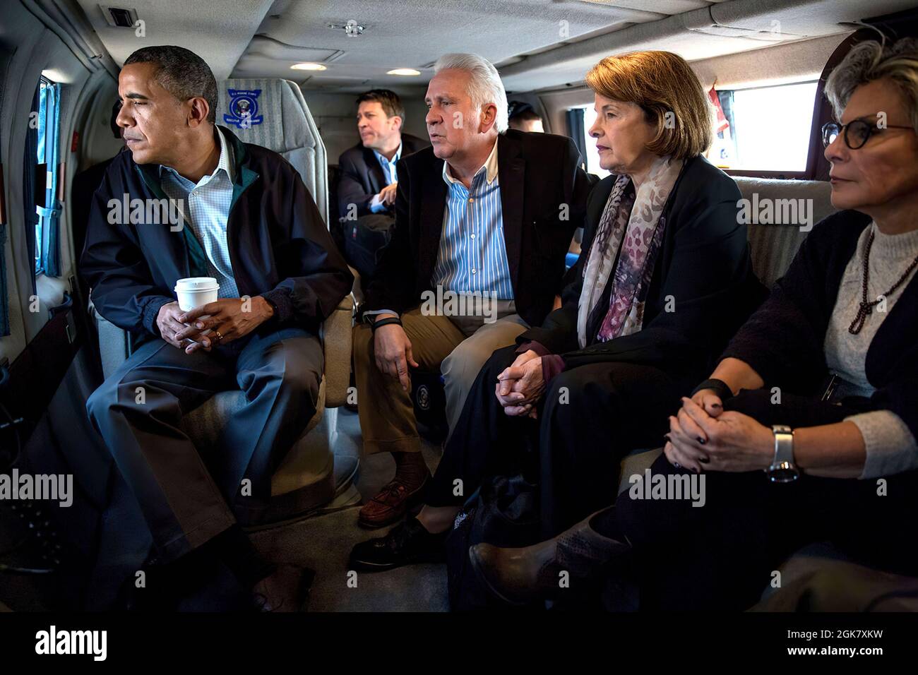 Le président Barack Obama voit les conditions de sécheresse en Californie, en volant à bord de Marine One de Fresno à Firebaugh, accompagné de Jim Costa, le représentant, et des sénateurs Dianne Feinstein et Barbara Boxer, le 14 février 2014. (Photo officielle de la Maison Blanche par Pete Souza) cette photo officielle de la Maison Blanche est disponible uniquement pour publication par les organismes de presse et/ou pour impression personnelle par le(s) sujet(s) de la photo. La photographie ne peut être manipulée d'aucune manière et ne peut pas être utilisée dans des documents commerciaux ou politiques, des publicités, des courriels, des produits, des promotions qui, de quelque manière que ce soit, suggèrent Banque D'Images