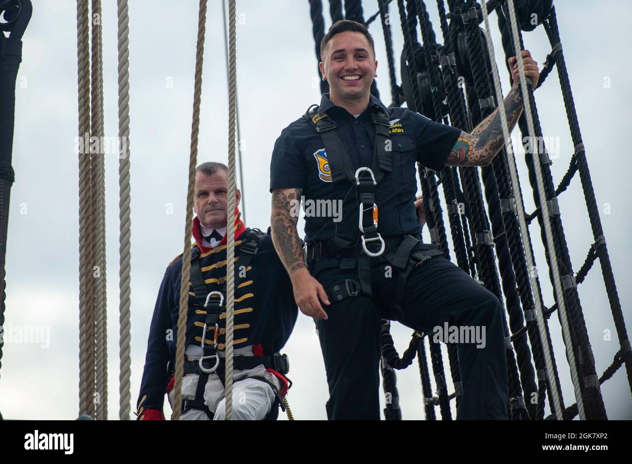 BOSTON (août 31, 2021) Cody Hendrix, spécialiste des communications de masse de 2e classe, affecté à l'escadron de démonstration de vol de la marine américaine, les Blue Angels, monte les enveloppes à bord de l'USS Constitution. USS Constitution, le plus ancien navire de guerre au monde, a joué un rôle crucial dans les guerres de Barbarie et la guerre de 1812, défendant activement les voies maritimes de 1797 à 1855. Pendant les opérations normales, les marins actifs stationnés à bord de l'USS Constitution offrent des visites gratuites et des visites publiques à plus de 600,000 personnes par an, tout en soutenant la mission du navire de promouvoir le Nav Banque D'Images