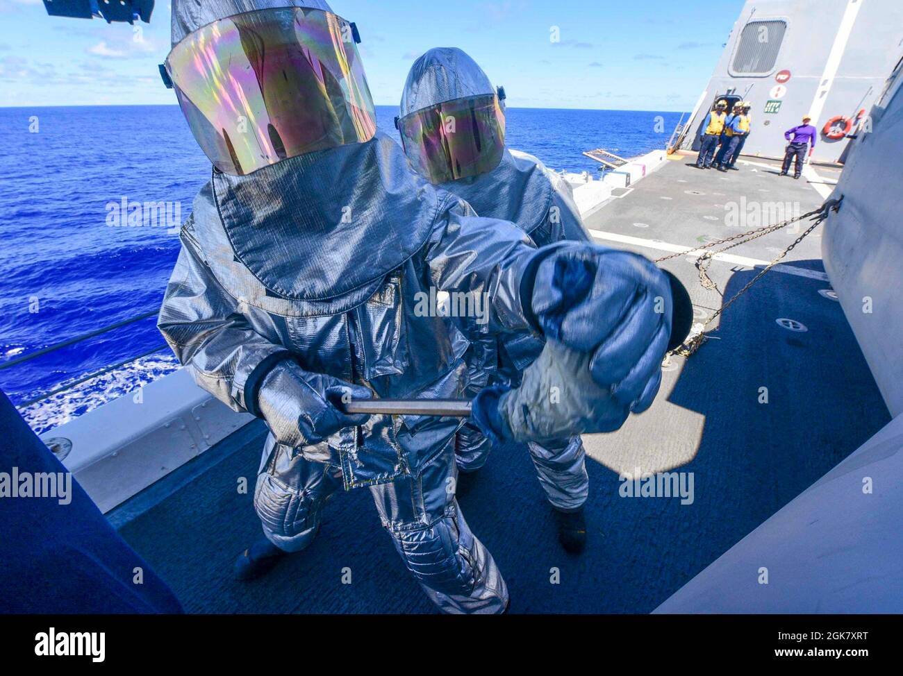 210831-N-MT581-1193 OCÉAN PACIFIQUE (AOÛT 31, 2021) des marins affectés au navire de transport amphibie USS John P. Murtha (LPD 26) remanient une victime d'incendie simulée sur le pont de vol pendant l'exercice Freedom Banner 2021, août 31. John P. Murtha participe à l'exercice Freedom Banner, un exercice annuel qui comprend une projection stratégique de la Force de prépositionnement maritime (FPM) et des forces de combat associées. Banque D'Images