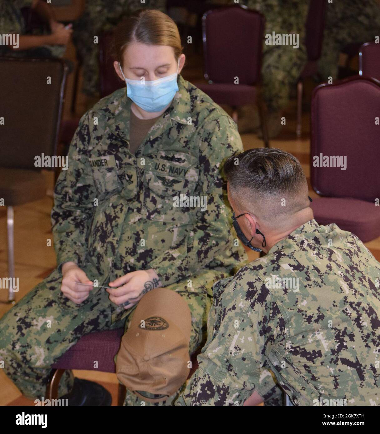 Spécialiste en logistique 2e classe Caitlyn Alexander est vérifiée après avoir reçu sa première dose du vaccin Pfizer-BioNTech COVID-19 par le capitaine Jeff Feinberg, Marine Medicine Readiness and Training Banque D'Images