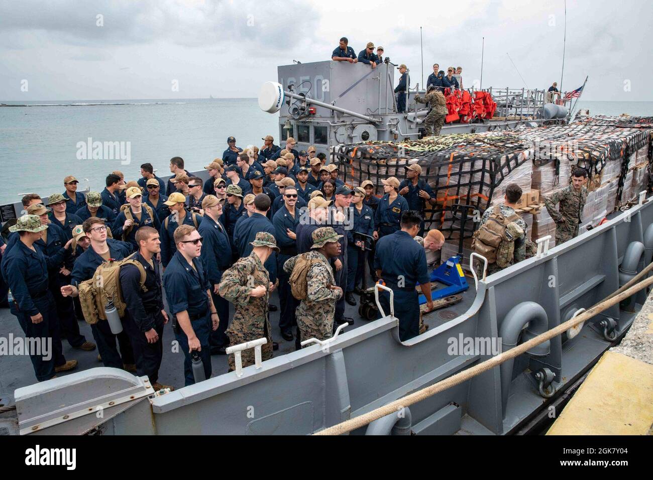 210831-N-PC065-1059 JÉRÉMIE, Haïti - (août 31, 2021) -- Des marins et des Marines attachés au navire de transport amphibie de classe San Antonio USS Arlington (LPD 24) arrivent au port de Jérémie, en Haïti, dans un embarcation, utilitaire (LCU), affecté à l'unité d'embarcation d'assaut (ACU) 2, pour livrer de la nourriture à l'appui d'une Agence américaine pour le développement international Banque D'Images