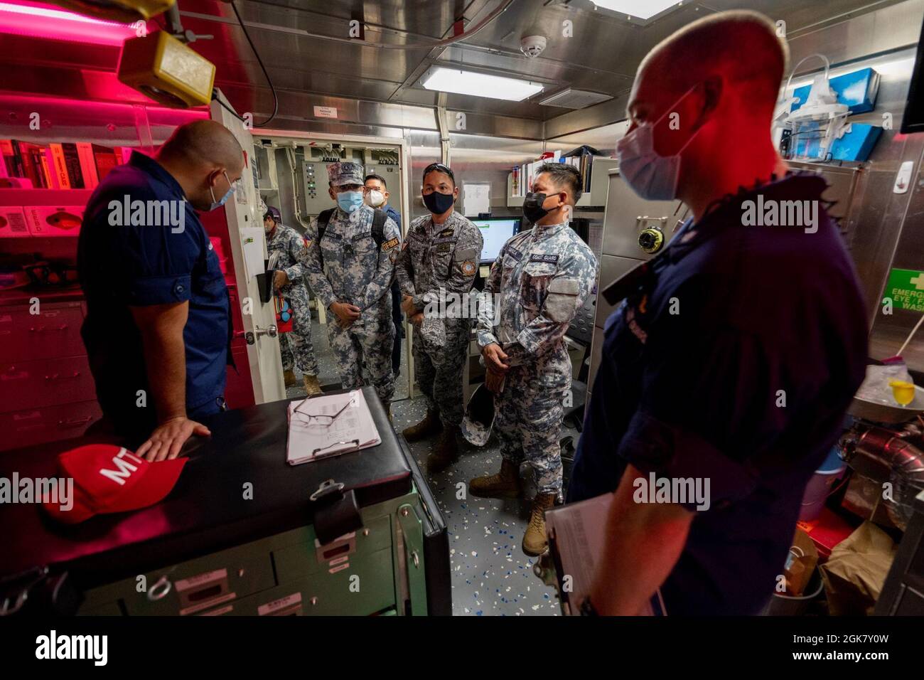 Les membres d'équipage du garde-côte américain Munro et de la Garde côtière des Philippines participent à des exercices bilatéraux de formation en mer des Philippines de l'Ouest, le 31 août 2021. Le Munro et son équipage sont actuellement déployés dans le Pacifique occidental, patrouillent et mènent des opérations tout en renforçant les partenariats avec les alliés de la région. Banque D'Images