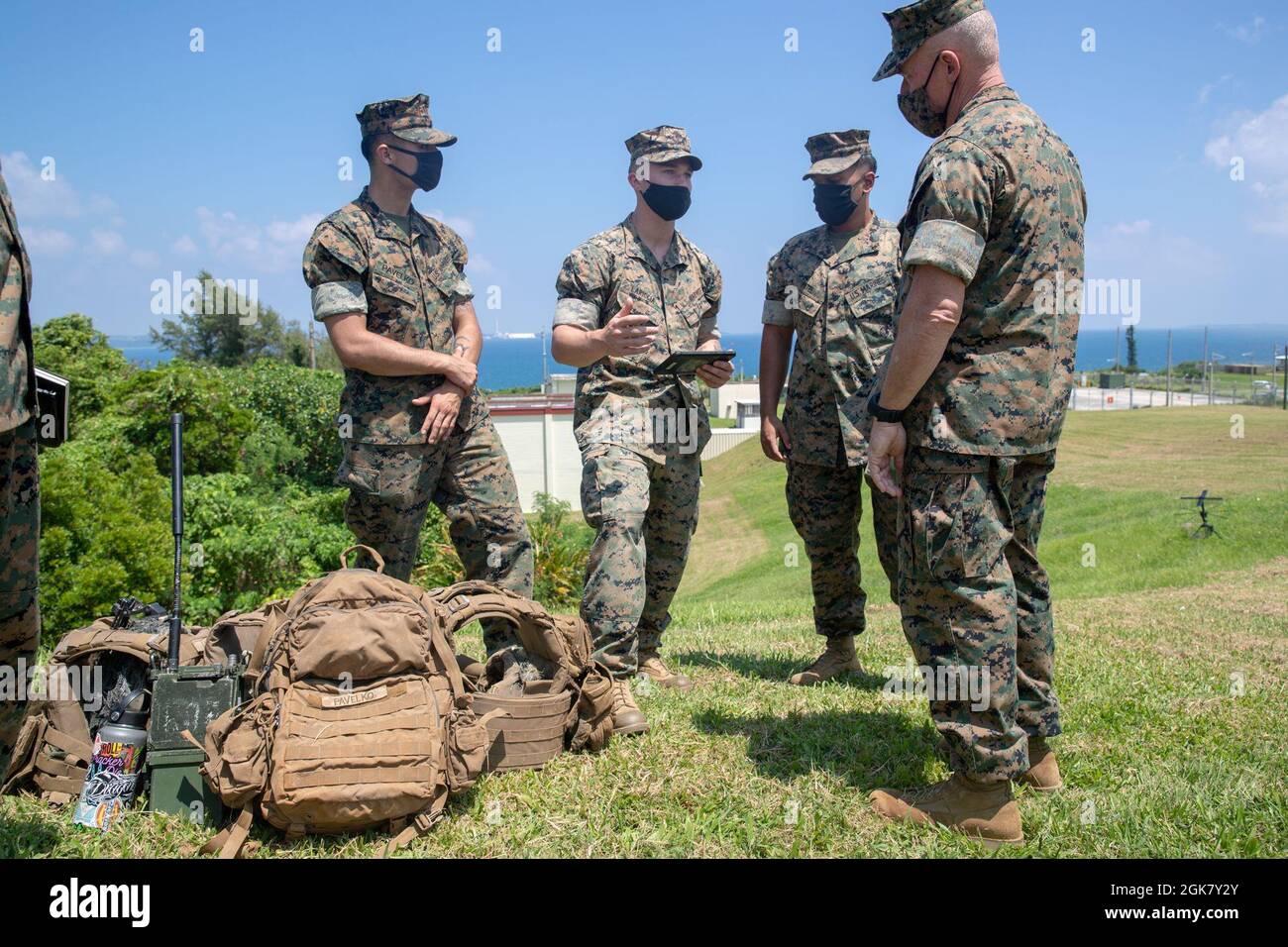 Le Lgén H. Stacy Clardy, commandant général de la Force expéditionnaire de la Marine III, observe et est instruit sur les capacités de communication expéditionnaire de la FEM III par Marines avec l’équipe de débarquement du Bataillon 3/5, 31e unité expéditionnaire de la Marine, sur le camp Courtney, Okinawa, Japon, août 31, 2021. BLT 3/5 a récemment utilisé ces capacités lors d'une patrouille avec le 31e MEU. Au cours de cette visite, ils ont fourni après des rapports d'action et des instructions sur les capacités qu'ils possèdent actuellement au commandant général et à son personnel. Banque D'Images