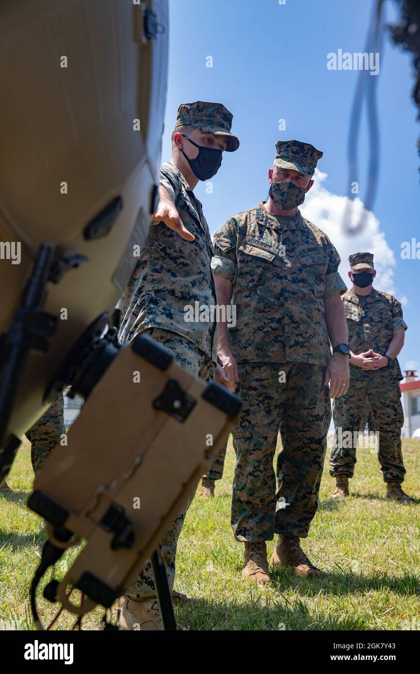 Le Lgén H. Stacy Clardy, commandant général de la Force expéditionnaire de la Marine III, observe et est instruit sur les capacités de communication expéditionnaire de la FEM III par Marines avec l’équipe de débarquement du Bataillon 3/5, 31e unité expéditionnaire de la Marine, sur le camp Courtney, Okinawa, Japon, août 31, 2021. BLT 3/5 a récemment utilisé ces capacités lors d'une patrouille avec le 31e MEU. Au cours de cette visite, ils ont fourni après des rapports d'action et des instructions sur les capacités qu'ils possèdent actuellement au commandant général et à son personnel. Banque D'Images