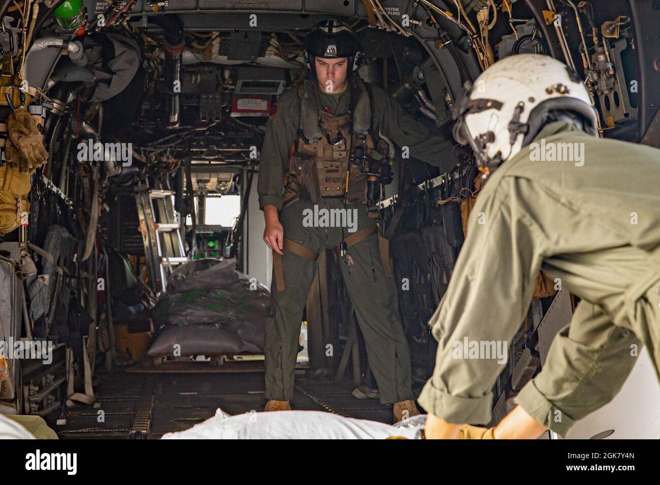 Les Marines des États-Unis, avec le Marine Medium Tiltrotor Squadron 266, 2e Escadre des avions marins, II Marine Expeditionary Force, chargent des cas de nourriture dans un MV-22B Osprey à l'appui de la Force opérationnelle interarmées Haïti pour une mission d'aide humanitaire et de secours en cas de catastrophe à Port-au-Prince, en Haïti, le 31 août 2021. Banque D'Images