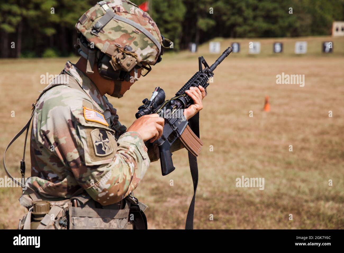 Sergent d'état-major américain Sung Kim, garde nationale du Maryland, tente de corriger un dysfonctionnement de son fusil lors d'un match de fusil le 1er septembre lors des 50 championnats de tir et de pistolet Winston P. Wilson au Centre d'entraînement de la Garde nationale. L'objectif de cette formation est de promouvoir la croissance et le développement de la formation au marksmanship au niveau de l'État, ainsi que d'évaluer les tâches individuelles et collectives liées à cette formation. Banque D'Images