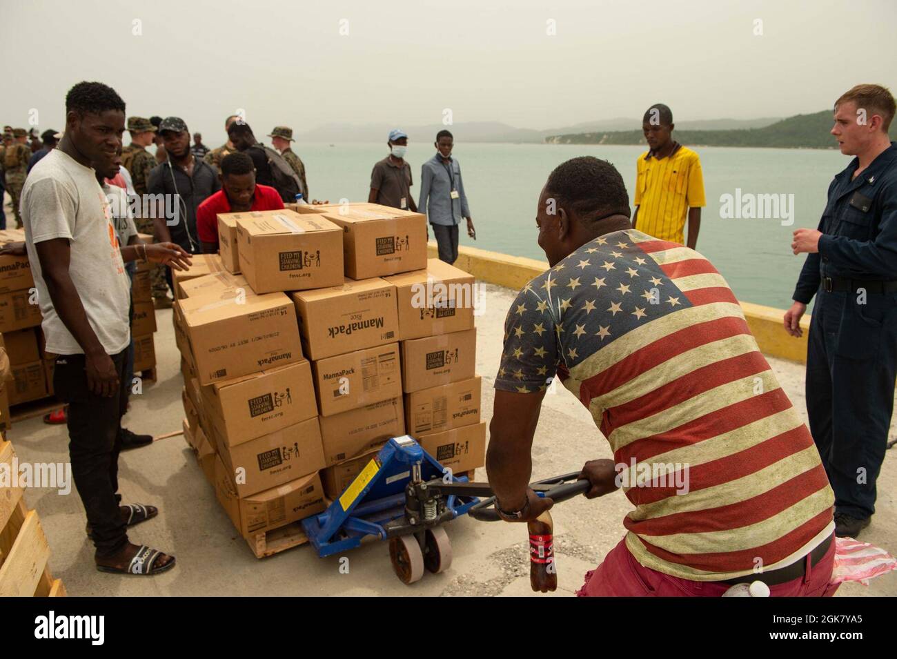 210831-N-MD802-1390 JÉRÉMIE, Haïti - (août 31, 2021) — les Haïtiens se préparent à déplacer un transpalette avec de la nourriture à charger dans des camions au port de Jérémie, en Haïti, en appui à une Agence américaine pour le développement international Banque D'Images
