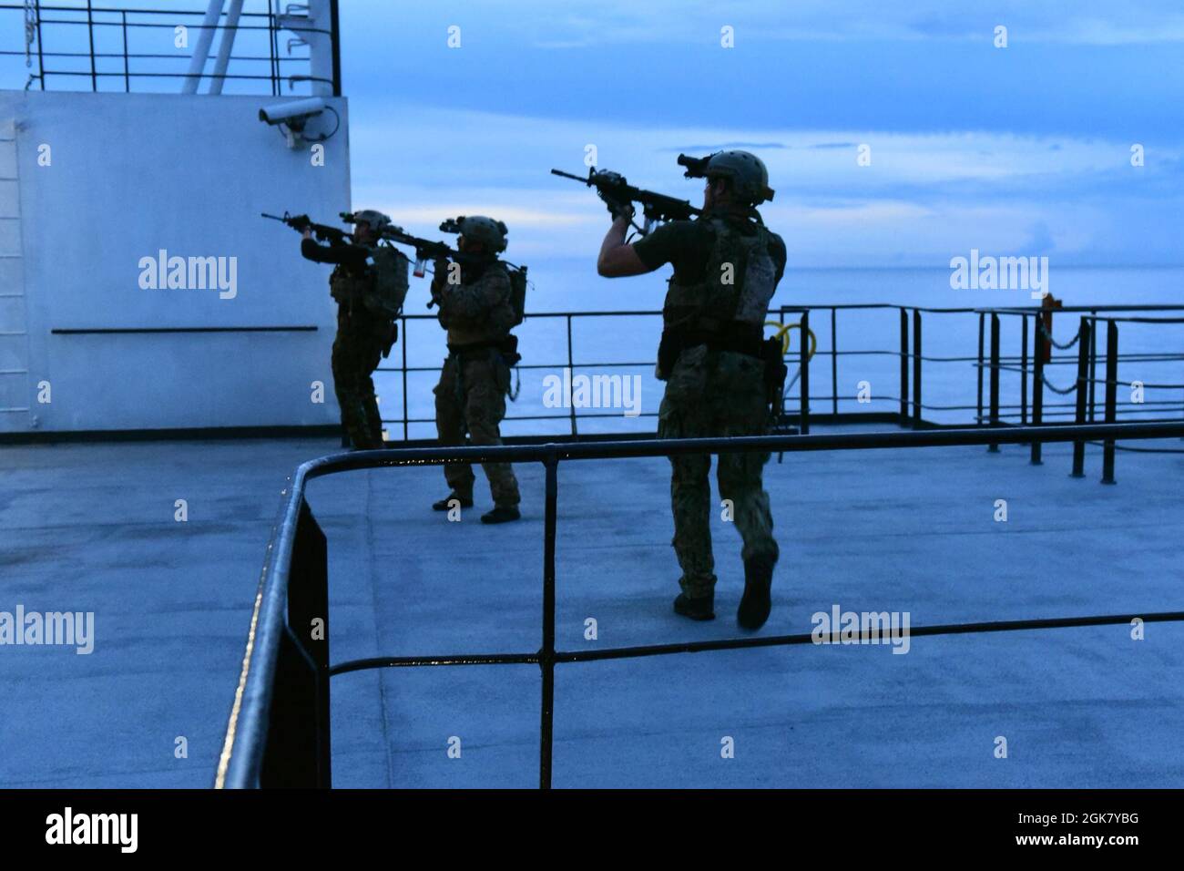 Les opérateurs de guerre spéciale navale des États-Unis ont dégagé un pont météorologique à bord de l'USNS Pililaau (T-AK 304) lors d'une simulation de force d'assaut par hélicoptère, dans le cadre de MALABAR 2021. MALABAR 2021 est un exemple de partenariat durable entre les forces maritimes australiennes, indiennes, japonaises et américaines, qui opèrent régulièrement ensemble dans l'Indo-Pacifique, favorisant une approche coopérative de la sécurité et de la stabilité régionales. La Nouvelle-Galles du Sud est la première force maritime d'opérations spéciales du pays et est idéalement placée pour étendre la portée de la flotte et offrir des options de tous les domaines aux commandants de forces navales et conjointes. Banque D'Images