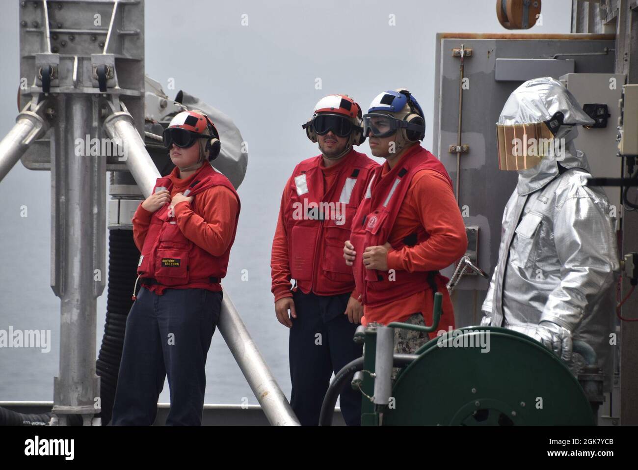 210831-N-N3764-0003 MER DES CARAÏBES - (AOÛT 31, 2021) – les marins observent les quartiers de vol sur le pont de vol du navire de transport rapide USNS Burlington (T-EPF 10), 31 août 2021. Burlington est déployé dans le Commandement Sud des Forces navales des États-Unis/4e flotte des États-Unis pour soutenir les efforts d'aide humanitaire et de secours en cas de catastrophe (HADR) en Haïti à la suite d'un tremblement de terre de magnitude 7.2 le 14 août 2021. Banque D'Images