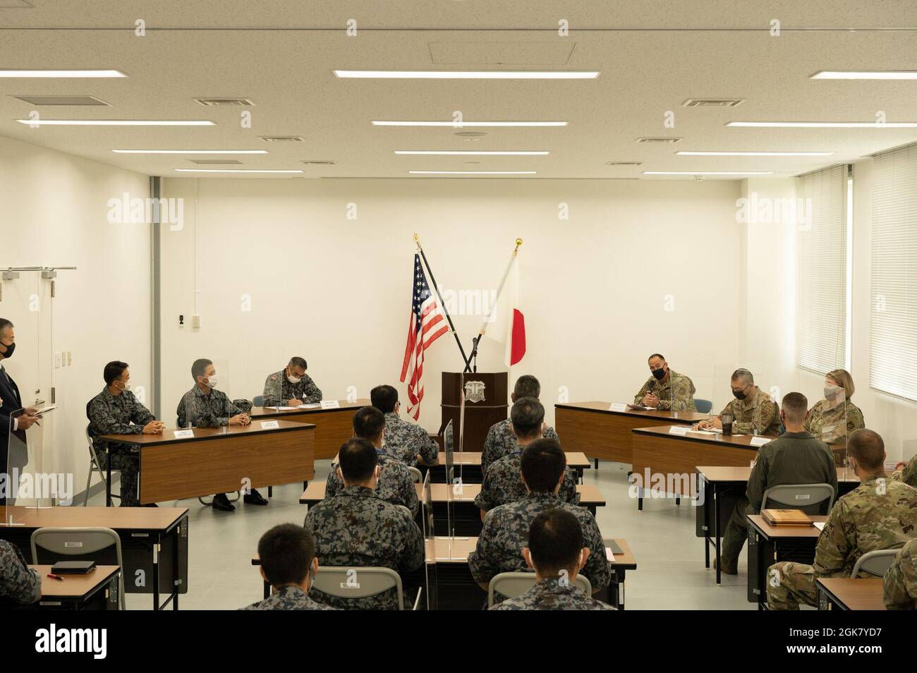 La Force aérienne d'autodéfense du Japon (JASDF) le général Tetsuya Araki, chef d'état-major du QG du Commandement de la défense aérienne, et le général Leonard Kosinski, commandant adjoint de la Cinquième Force aérienne, s'adresèrent aux participants du Symposium Lightning II du F-35 de 2021 à la base aérienne de Misawa, le 31 août 2021. Le symposium a permis aux responsables de Lightning 35 II des États-Unis et de la JASDF de discuter des meilleures pratiques en matière de maintien du combattant conjoint de la cinquième génération, renforçant ainsi la relation entre les deux pays. Banque D'Images
