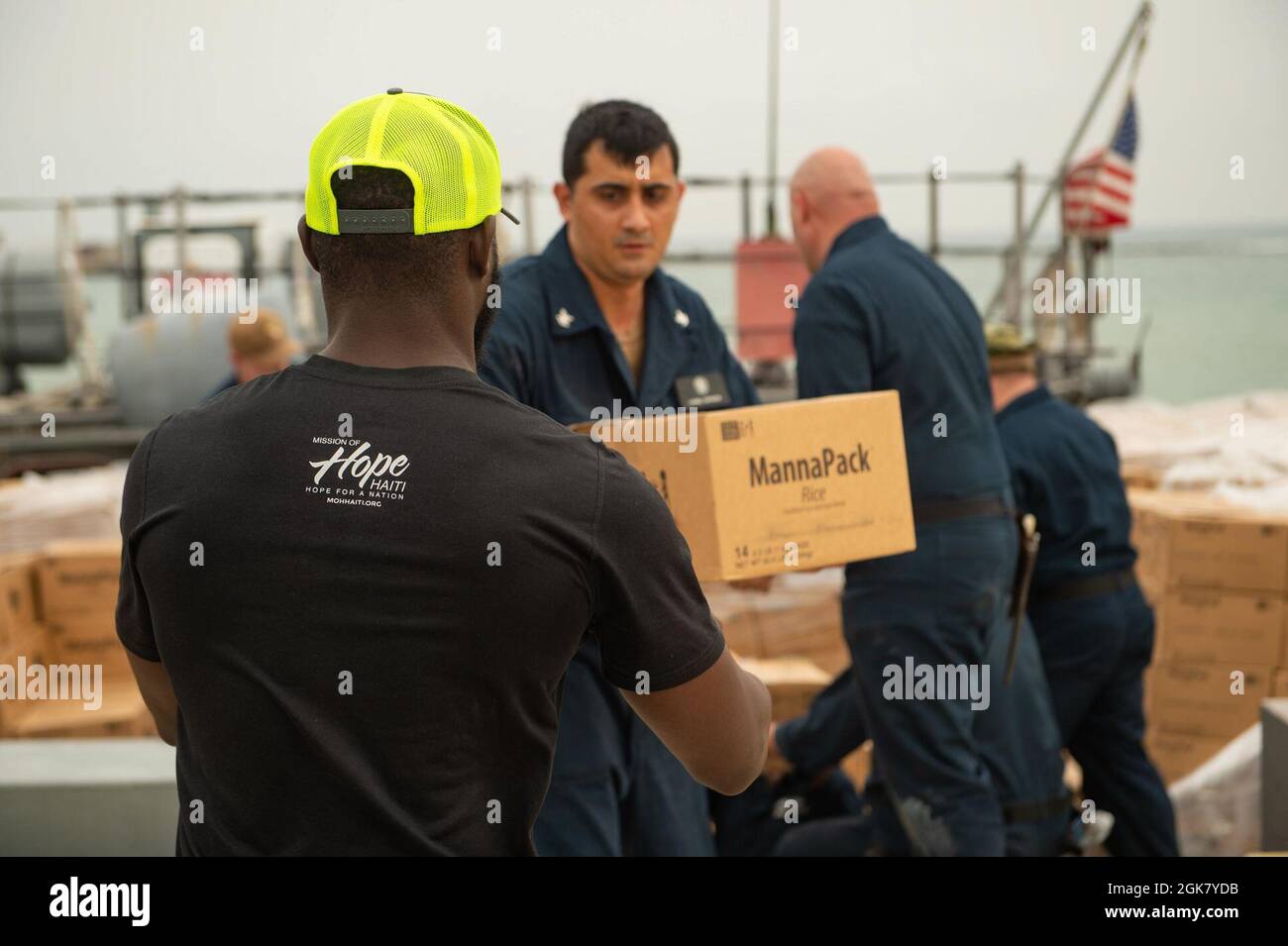 210831-N-MD802-4323 JÉRÉMIE, Haïti - (août 31, 2021) -- les marins attachés au navire de transport amphibie de classe San Antonio USS Arlington (LPD 24) travaillent avec les Haïtiens pour charger des camions avec de la nourriture au port de Jérémie, en Haïti, en soutien à une Agence américaine pour le développement international Banque D'Images