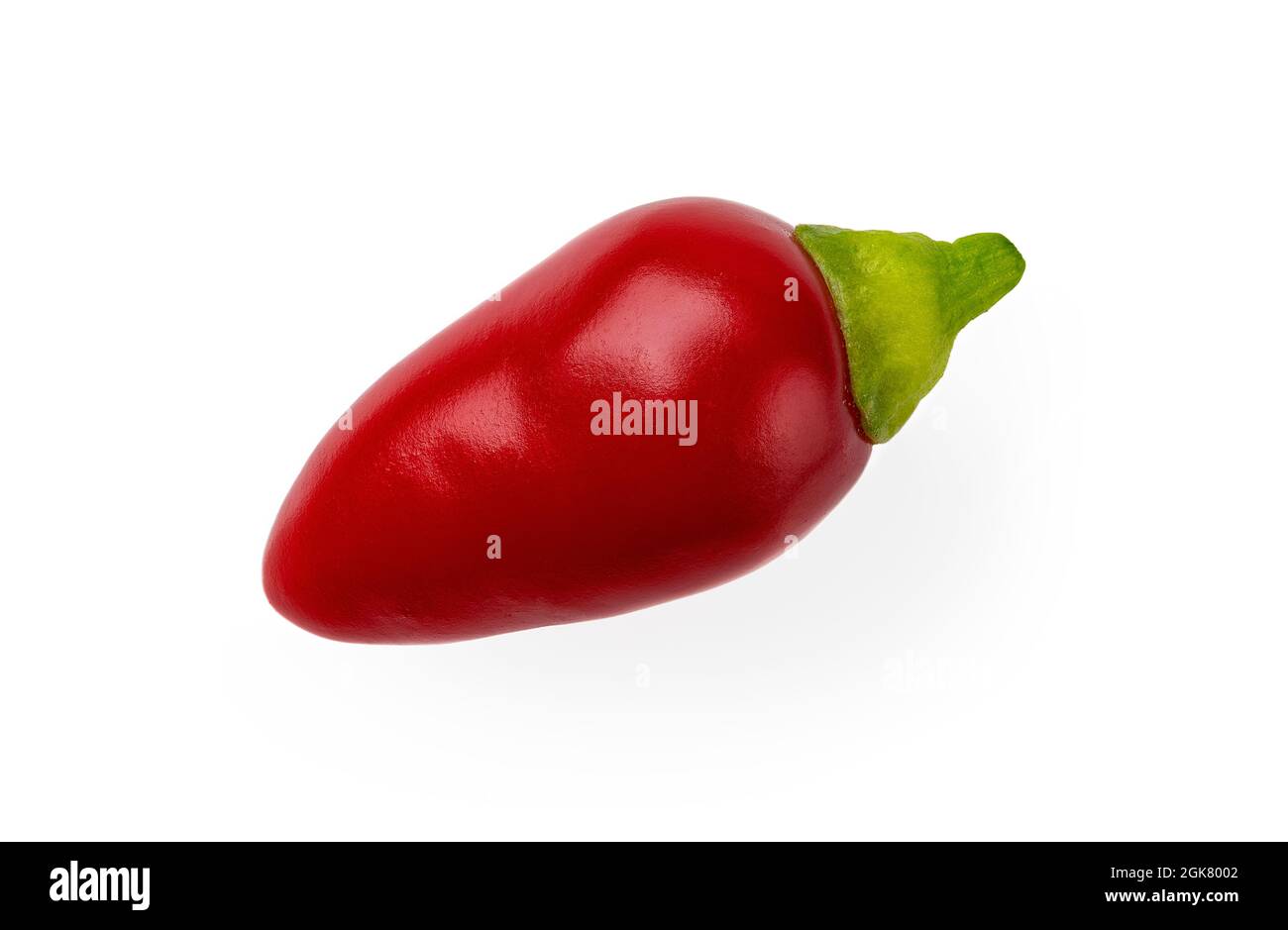 Piment rouge chaud ornemental sur fond blanc. Mini-gousse entière de piments annuum décoration poivre. Assaisonnement épicé cru. Banque D'Images