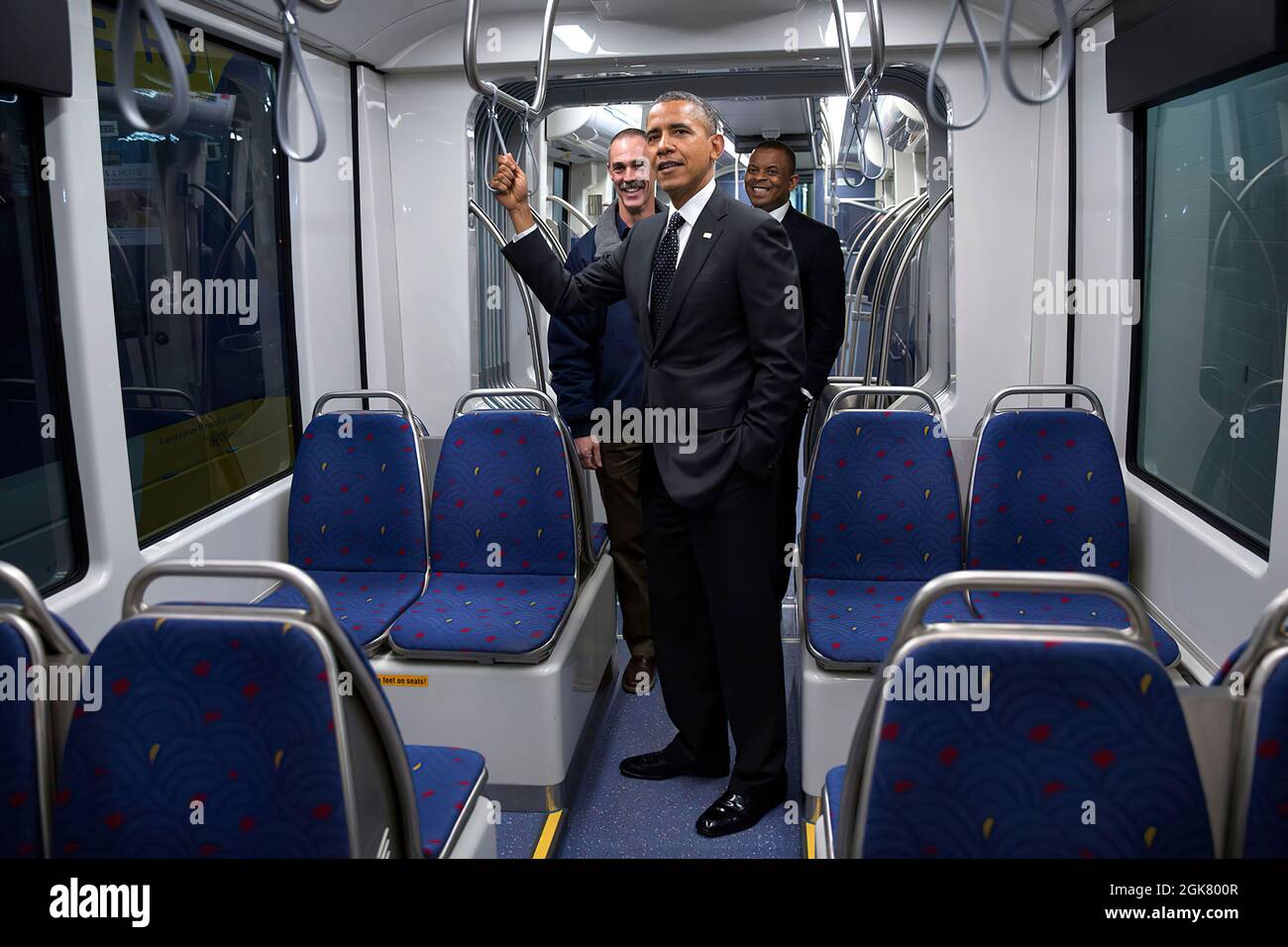 Le président Barack Obama et le secrétaire aux Transports Anthony Foxx ont visité l'intérieur d'un nouveau wagon léger à l'installation d'exploitation et d'entretien du métro léger à St. Paul, au Minnesota, le 26 février 2014. (Photo officielle de la Maison Blanche par Pete Souza) cette photo officielle de la Maison Blanche est disponible uniquement pour publication par les organismes de presse et/ou pour impression personnelle par le(s) sujet(s) de la photo. La photographie ne peut être manipulée d'aucune manière et ne peut pas être utilisée dans des documents commerciaux ou politiques, des publicités, des courriels, des produits, des promotions qui, de quelque manière que ce soit, sont sugges Banque D'Images