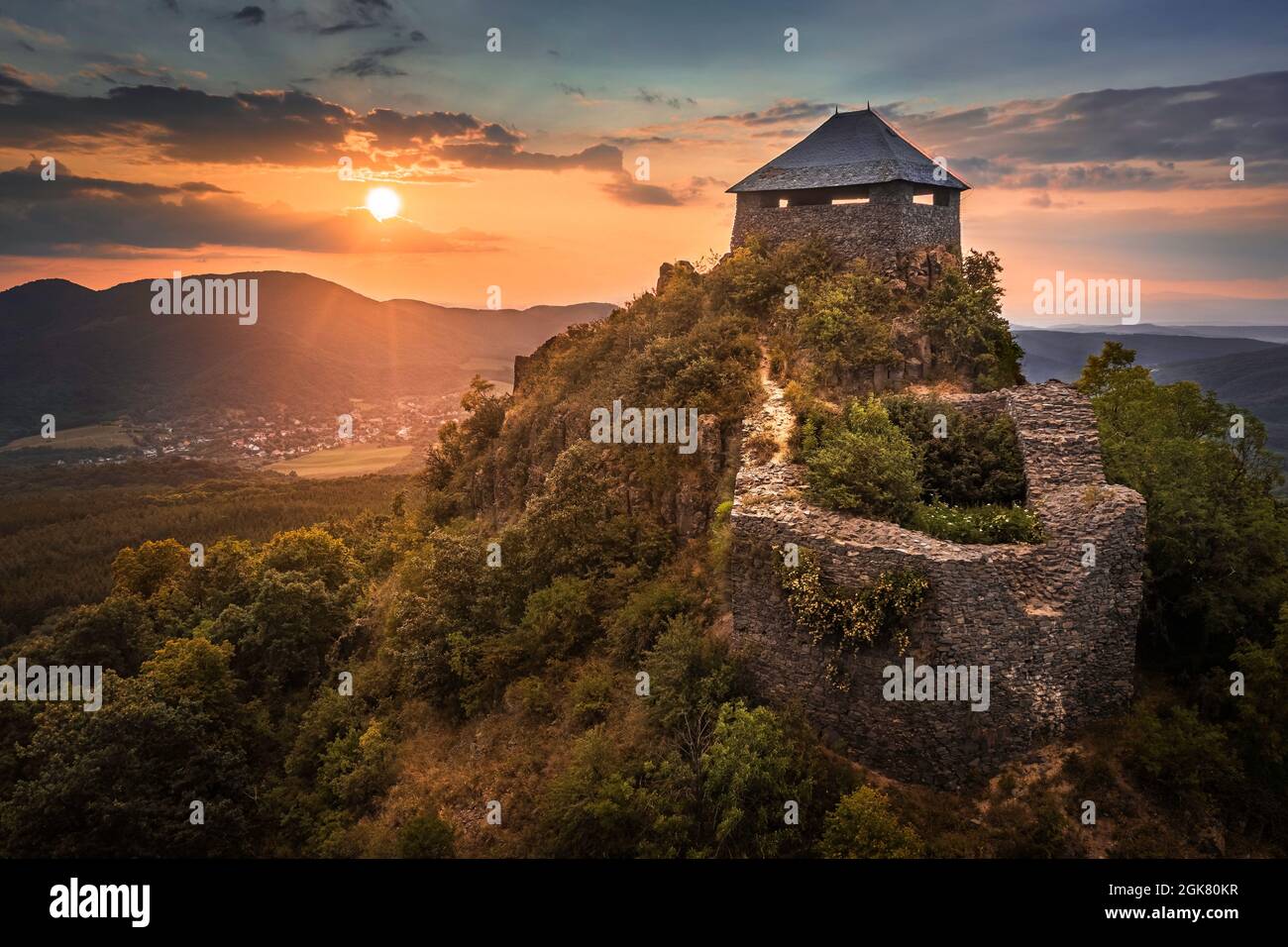 Salgotarjan, Hongrie - vue aérienne des ruines du château de Salgo (Salgo vara) dans le comté de Nograd avec un magnifique coucher de soleil spectaculaire en été Banque D'Images