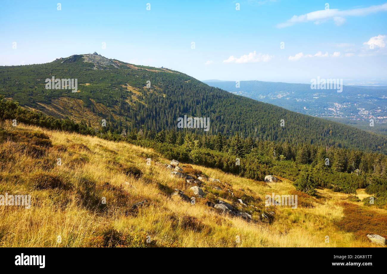 Paysage de montagnes géantes avec sommet de Szrenica à distance, Pologne. Banque D'Images