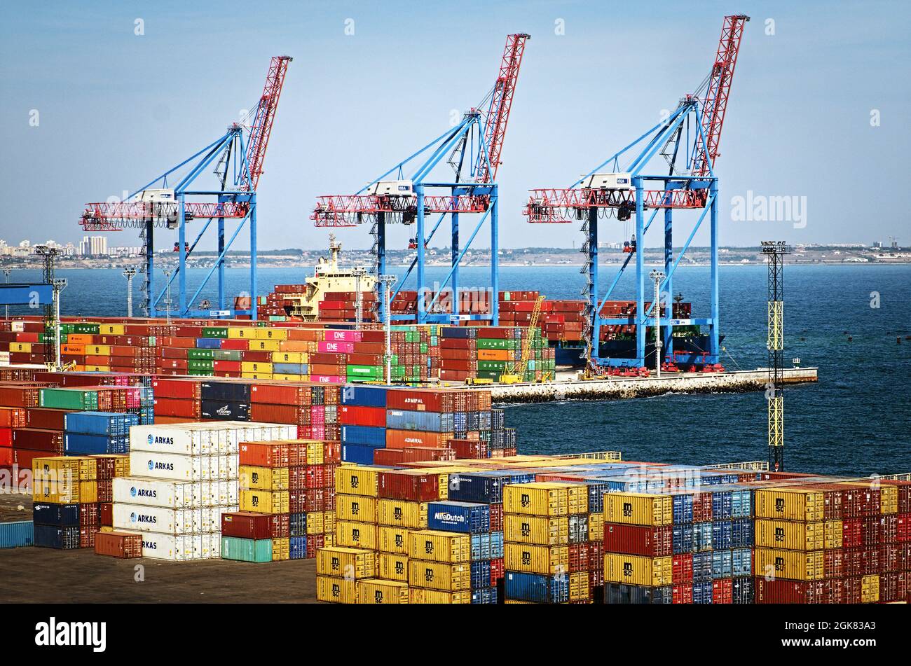 Vue sur le port de chargement avec grues et conteneurs de chargement colorés Banque D'Images