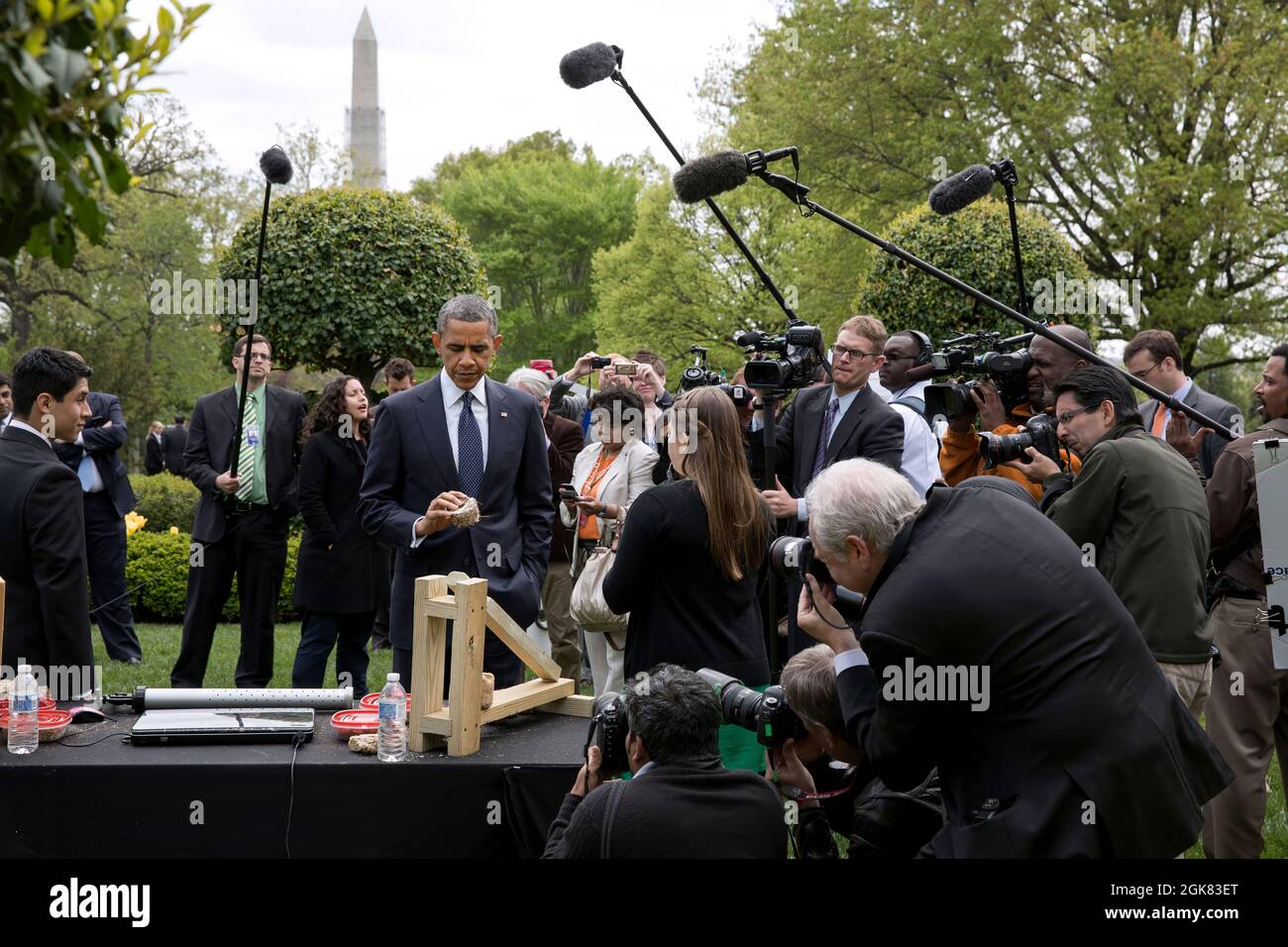 Le président Barack Obama examine un morceau de combustible de remplacement du bois produit à partir de déchets de biomasse tout en visitant des projets présentés à la Foire scientifique de la Maison Blanche dans le jardin est de la Maison Blanche, le 22 avril 2013. Jon Kubricki, à gauche, et Bridget Zarych, au centre, de la Pinelands Eco Regional High School de Little Egg Harbour, N.J., ont présenté leur mini-presse qui transforme les déchets de biomasse en combustible de remplacement du bois viable pour la cuisine. (Photo officielle de la Maison Blanche par Pete Souza) cette photo officielle de la Maison Blanche est disponible uniquement pour publication par les organismes de presse et/ou pour usage personnel Banque D'Images