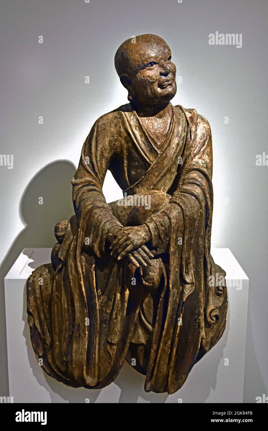 Lohan, 1200 - 1400 bois de Chine, traces de polychromie et de laque, verre, 109cm x 59.5cm × 44.5 (c'est un luohan (arhat), un ermite qui vit dans l'isolement dans les montagnes et qui a une grande sagesse et des pouvoirs surnaturels.) Asie, Chine, Banque D'Images