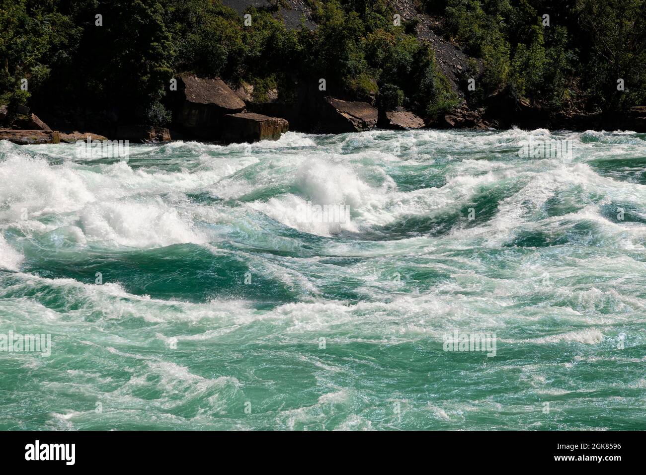 Les rapides d’eau blanche de classe 6 de la rivière Niagara provenant de l’attraction White Water Walk dans la gorge du Niagara à Niagara Falls, Ontario, Canada Banque D'Images