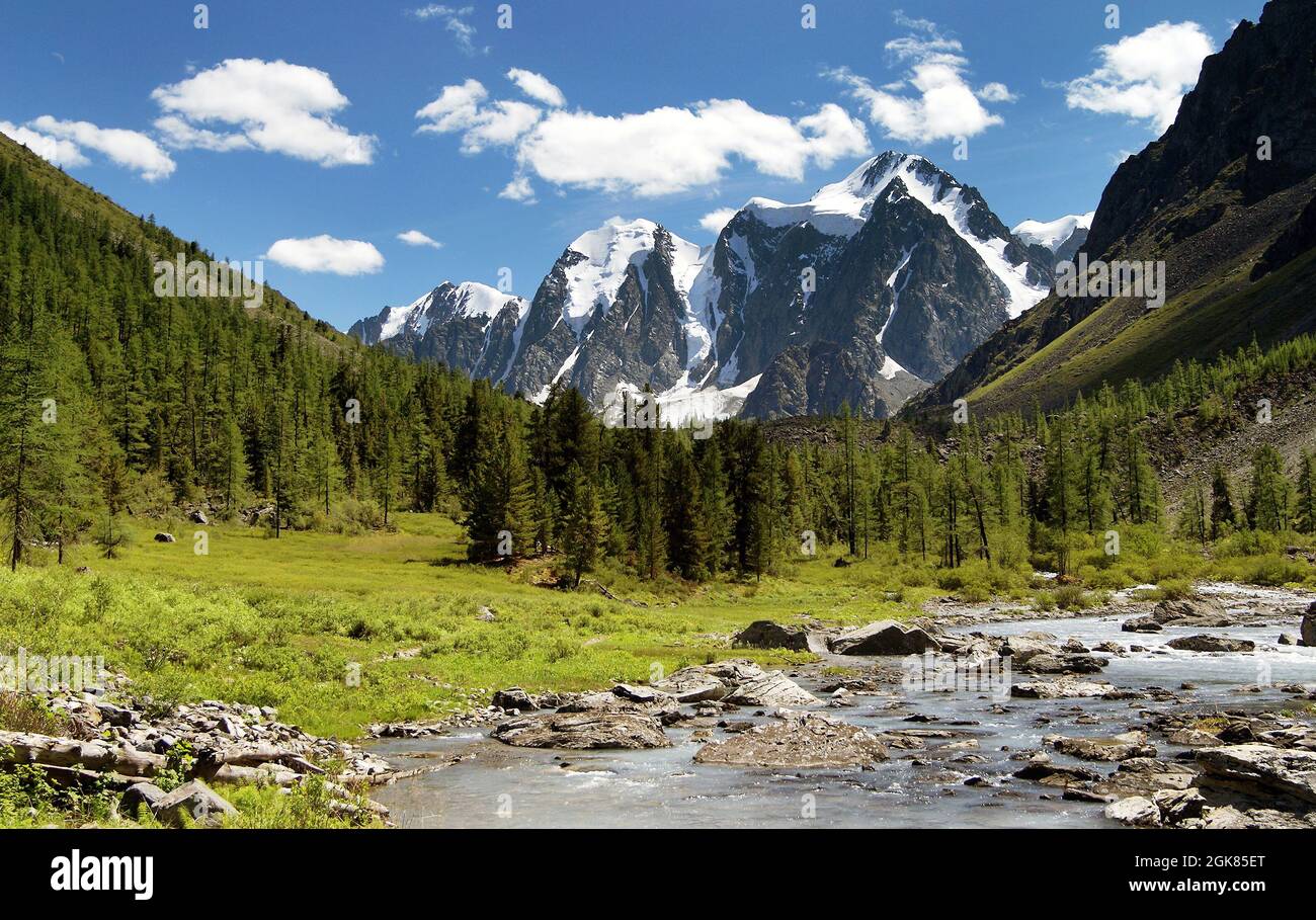 vallée du savlo et face rocheuse - montagnes de l'altaï russie Banque D'Images