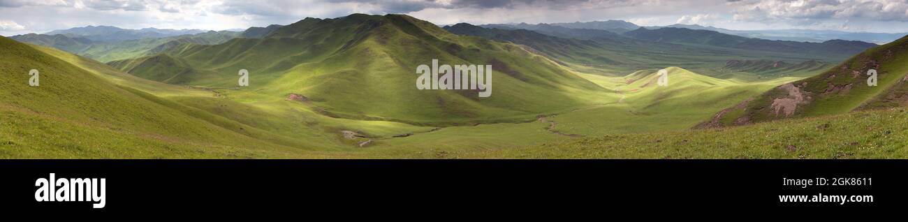 Vue panoramique sur les montagnes verdoyantes - Tibet oriental - Qinghai Province - Chine Banque D'Images