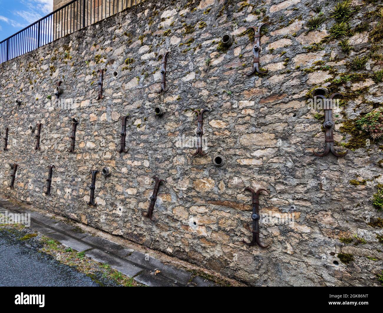 Plusieurs bandes de retenue en fer dans le mur en dessous de l'église Saint Michel Archange, Fleurat, Creuse (23), France. Banque D'Images