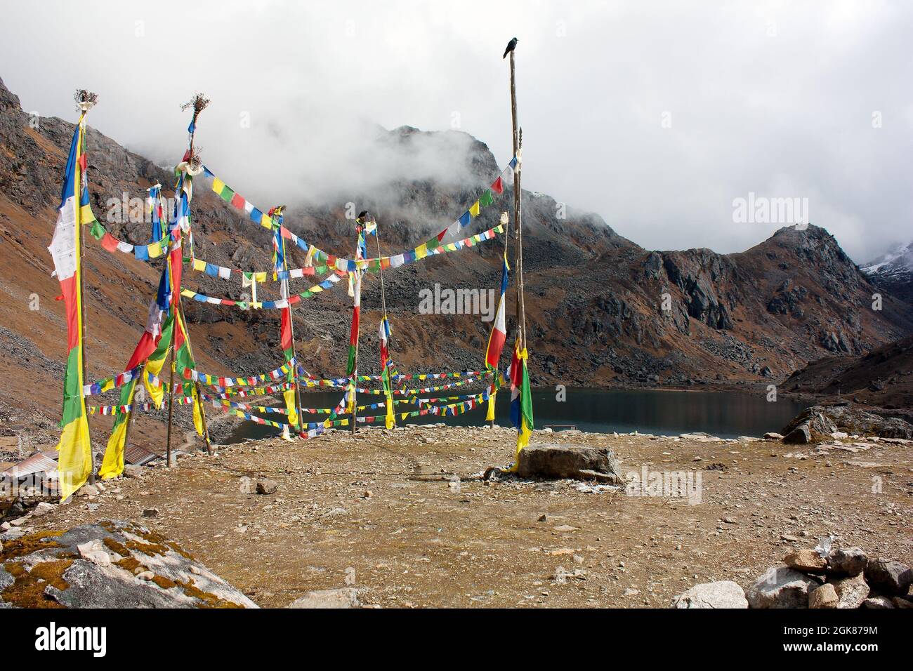 Drapeau de prière autour du lac Gosain Kund - Népal Banque D'Images