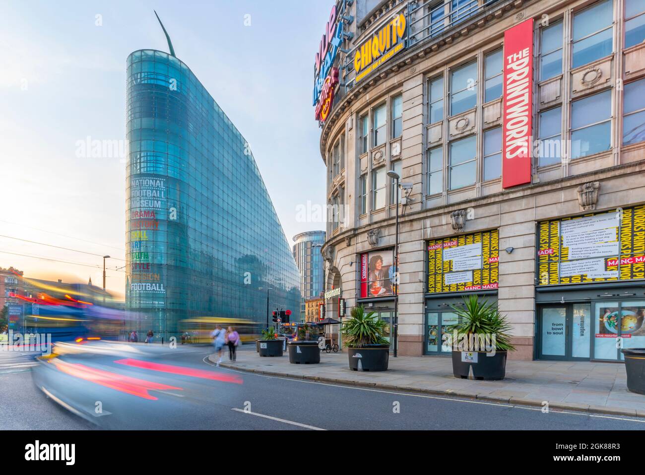 Vue du English football Hall of Fame et de The Print Works sur Corporation Street, Manchester, Lancashire, Angleterre, Royaume-Uni, Europe Banque D'Images