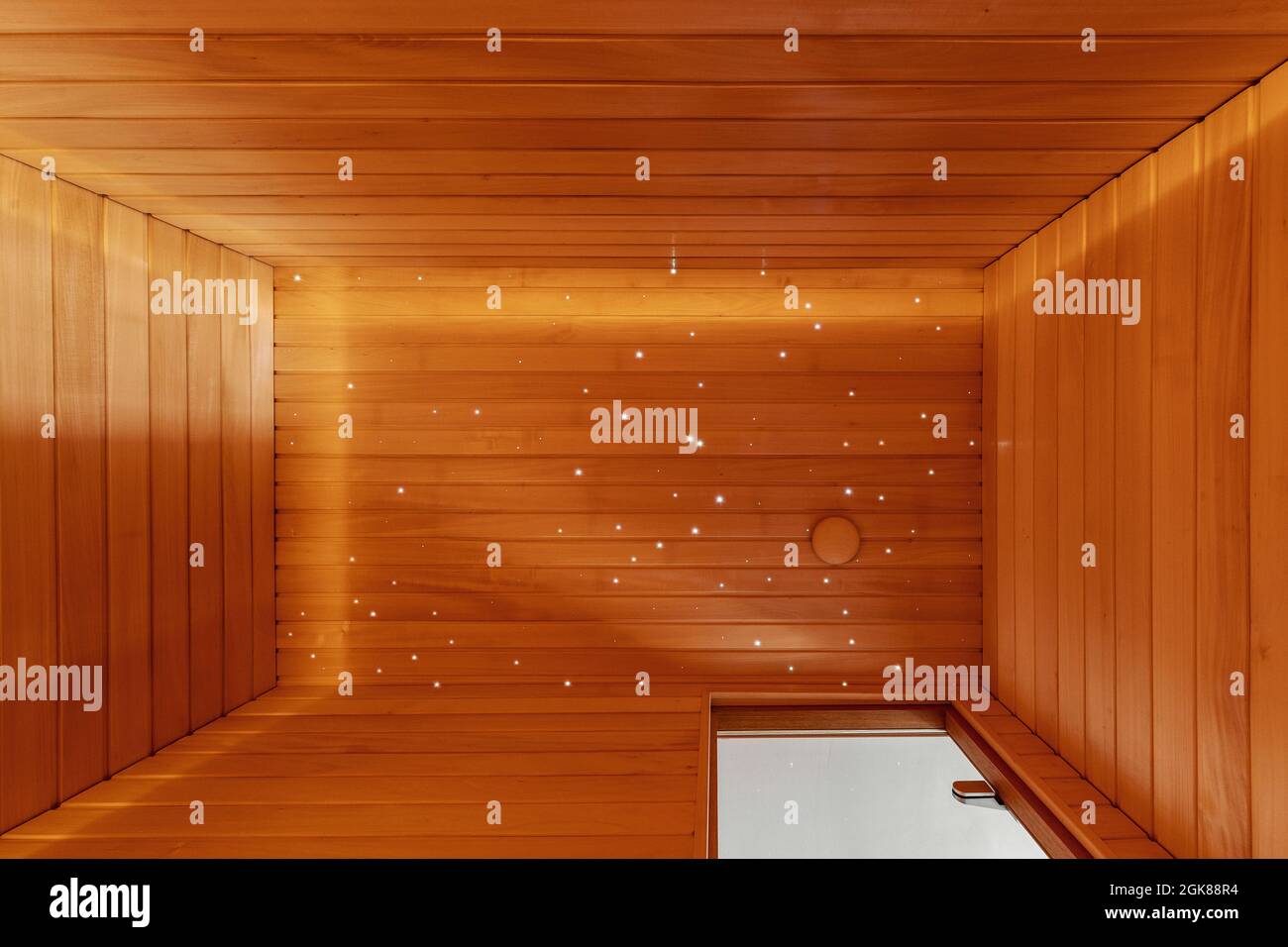 Intérieur moderne du sauna finlandais. Fond de planches plein cadre en bois dans une salle de spa vide avec de petites étoiles lumineuses au plafond. Concept de mode de vie sain Banque D'Images