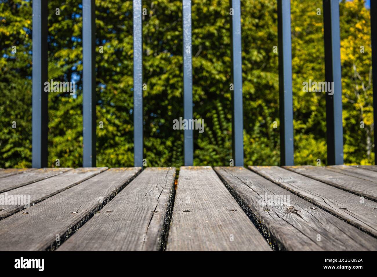 Gros plan de la passerelle en bois avec arrière-plan des rampes en métal Banque D'Images