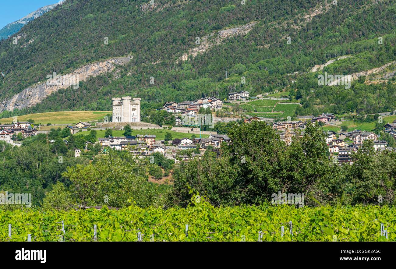 Vue panoramique avec le château d'Aymavilles, dans la vallée d'Aoste, au nord de l'Italie. Banque D'Images