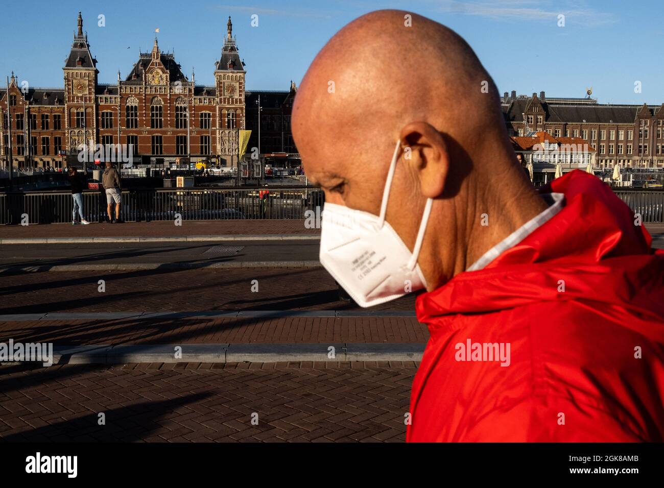 Personne portant un masque pour la protection contre Covid-19. Amsterdam,  pays-Bas Photo Stock - Alamy