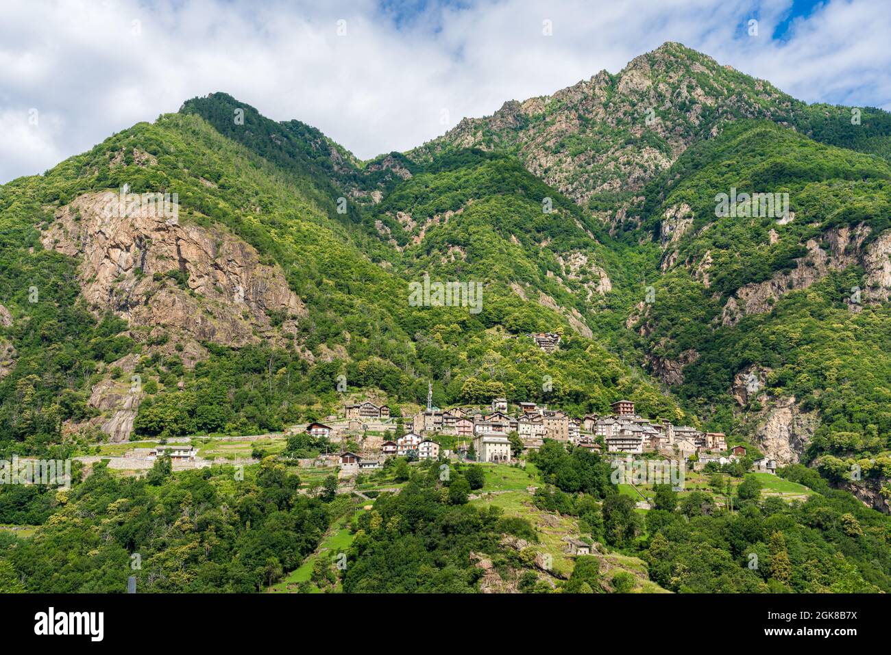 Vue panoramique sur Perloz, magnifique village de la vallée de Lys. Vallée d'Aoste, nord de l'Italie. Banque D'Images