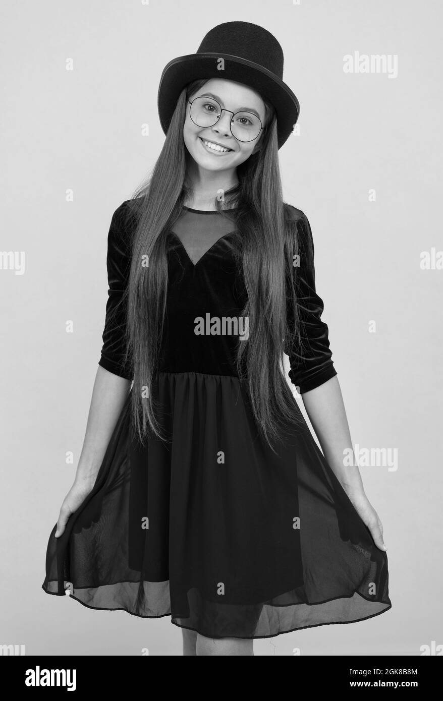 Bonne Petite Fille De Bebe Porter Noir Robe De Fete Et Chapeau Sur Les Cheveux Longs De Brunette Avec Beaute Look Jaune Fond Salon Photo Stock Alamy