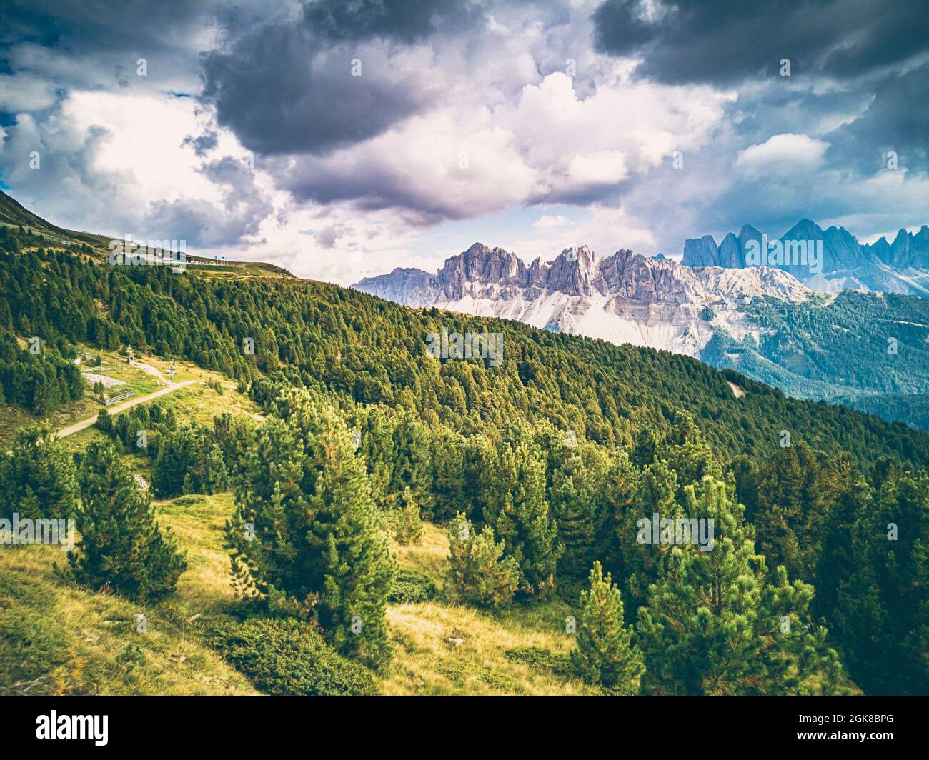 Italie, Tyrol du Sud, Brixen, Vallée de Vilnoess, vue sur Plose avec groupe Geisler en arrière-plan Banque D'Images