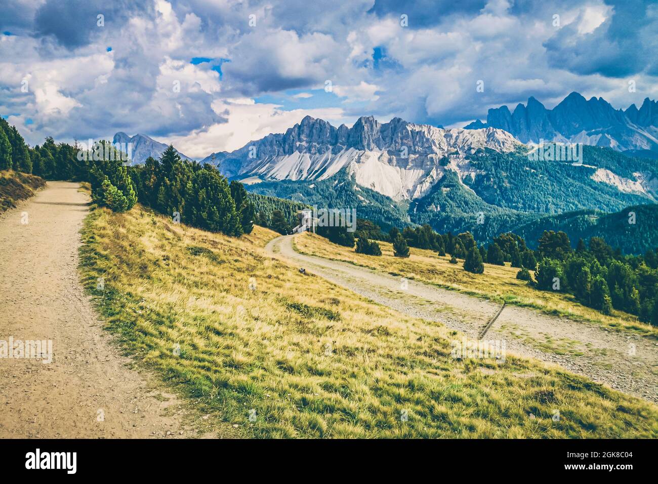 Italie, Tyrol du Sud, Brixen, Vallée de Vilnoess, vue sur Plose avec groupe Geisler en arrière-plan Banque D'Images