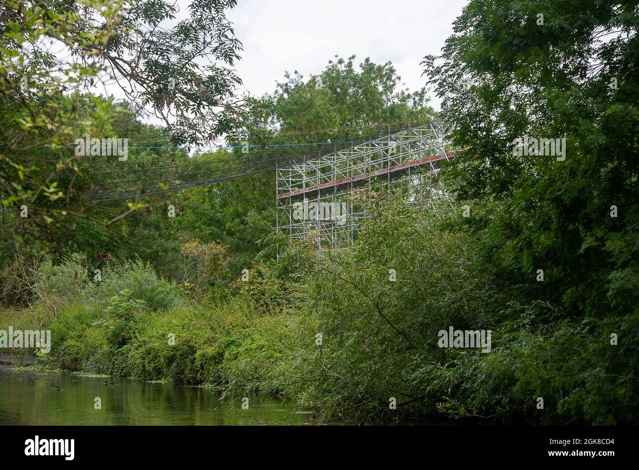 Denham, Buckinghamshire, Royaume-Uni. 13 septembre 2021. Travaux de construction de HS2 avant le déplacement des pylônes électriques dans le parc national de Denham. La liaison ferroviaire à grande vitesse de Londres à Birmingham met en péril 693 sites fauniques, 108 anciennes terres boisées et 33 SSIS. Crédit : Maureen McLean/Alay Banque D'Images