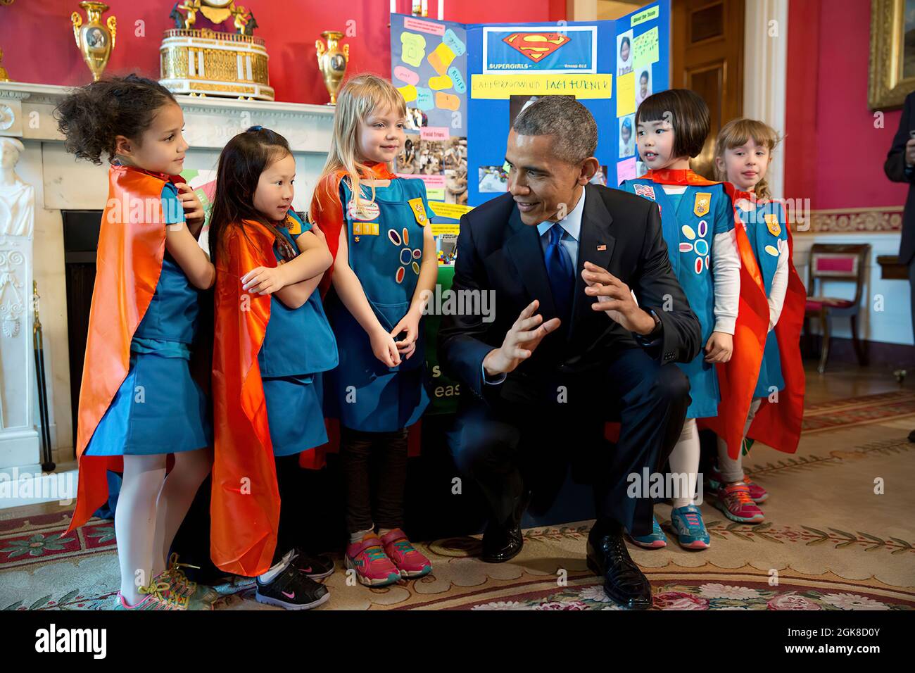 Le président Barack Obama voit des expositions scientifiques lors de la Foire des sciences de la Maison Blanche de 2015 pour célébrer les lauréats d'un large éventail de concours scientifiques, technologiques, techniques et mathématiques (STEM), dans la salle rouge, le 23 mars 2015. Le Président s'entretient avec Emily Bergenroth, Alicia Cutter, Karissa Cheng, Addy O'Neal et Emery Dodson, Toutes les éclaireuses de six ans, de Tulsa, Oklahoma. Ils ont utilisé des morceaux de Lego et conçu un turner de page alimenté par batterie pour aider les personnes qui sont paralysées ou ont l'arthrite. (Photo officielle de la Maison Blanche par Chuck Kennedy) cette photo officielle de la Maison Blanche est folle Banque D'Images