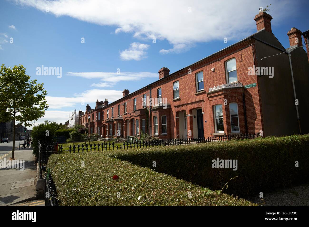 rangée de vieilles maisons en brique rouge et terre cuite du xixe siècle, dalymount, dublin, république d'irlande Banque D'Images