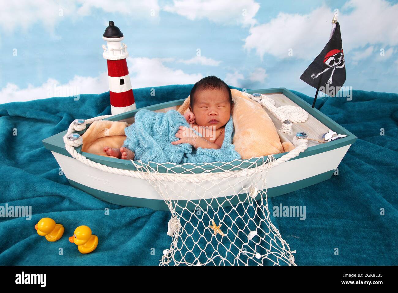 Nouveau-né garçon, Philippines enfant d'origine ethnique dans un bateau relaxant Banque D'Images