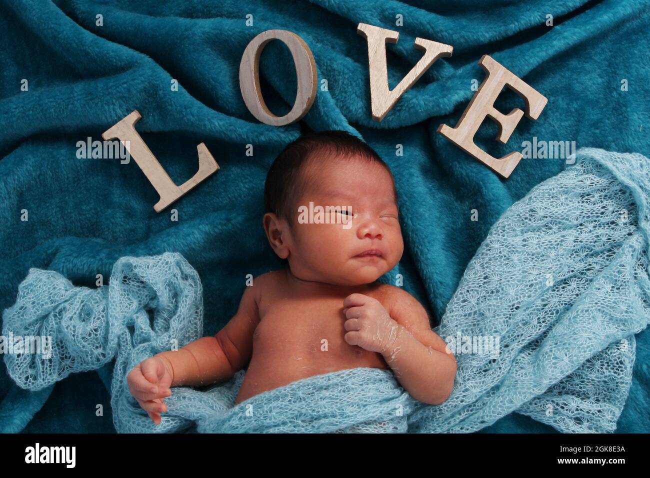 Enfant avec des parents de Philippines enfant d'origine ethnique né au Royaume-Uni, nouveau-né bébé garçon Banque D'Images