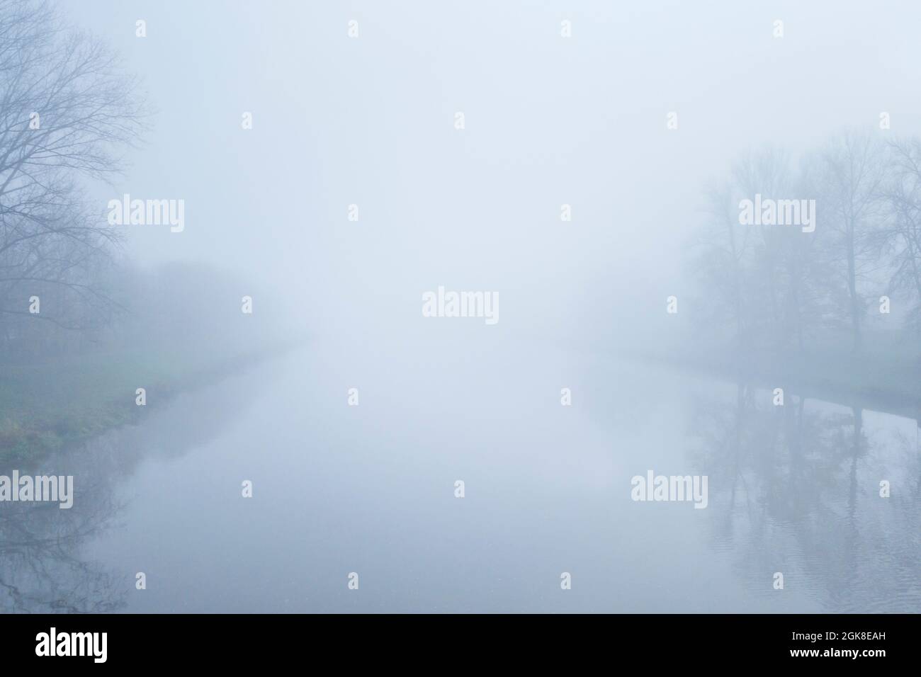 rivière en hiver par temps brumeux Banque D'Images