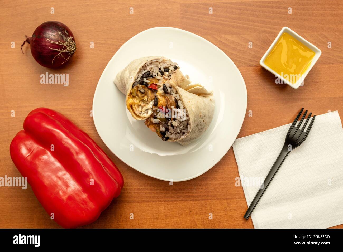 Vue de dessus image de tacos mexicains avec haricots noirs avec salsa del ragoût et poivrons, oignon rouge et sauce au curry sur plaque blanche Banque D'Images