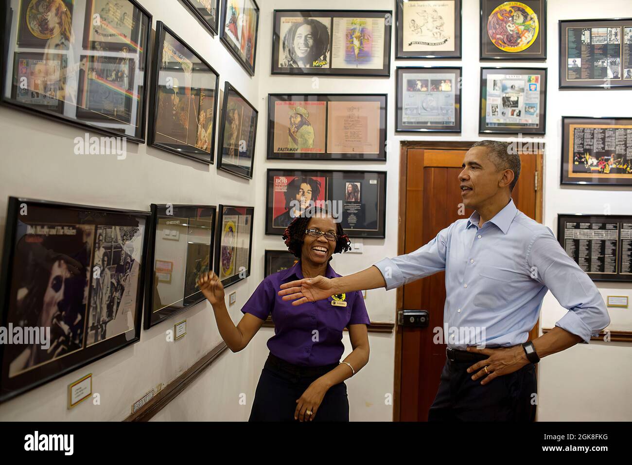 Le président Barack Obama regarde des souvenirs avec le guide du musée Natasha Clark au musée Bob Marley à Kingston, en Jamaïque, le 8 avril 2015. (Photo officielle de la Maison Blanche par Pete Souza) cette photo officielle de la Maison Blanche est disponible uniquement pour publication par les organismes de presse et/ou pour impression personnelle par le(s) sujet(s) de la photo. La photographie ne peut être manipulée d'aucune manière et ne peut pas être utilisée dans des documents commerciaux ou politiques, des publicités, des courriels, des produits, des promotions qui, de quelque manière que ce soit, suggèrent l'approbation ou l'approbation du Président, de la première famille ou du W Banque D'Images