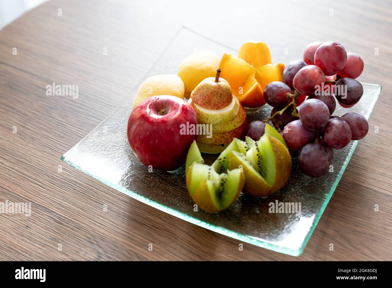 Fruits frais mélangés sur l'assiette.délicieux fruits.plateau de fruits comme nourriture saine pour la fête et la table de vacances. Banque D'Images