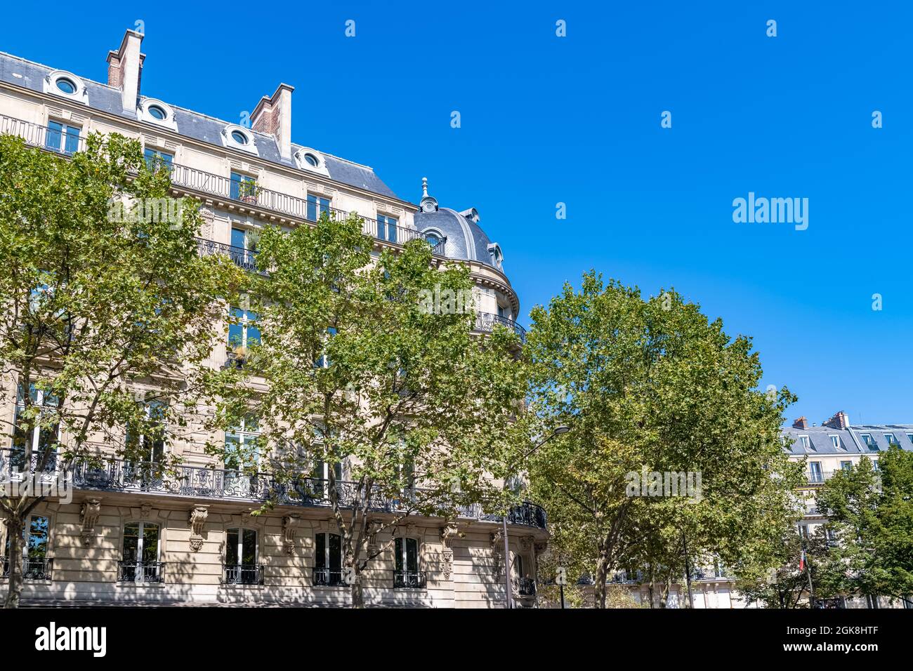 Paris, bâtiment typique du boulevard Haussmann, dans un quartier de luxe Banque D'Images